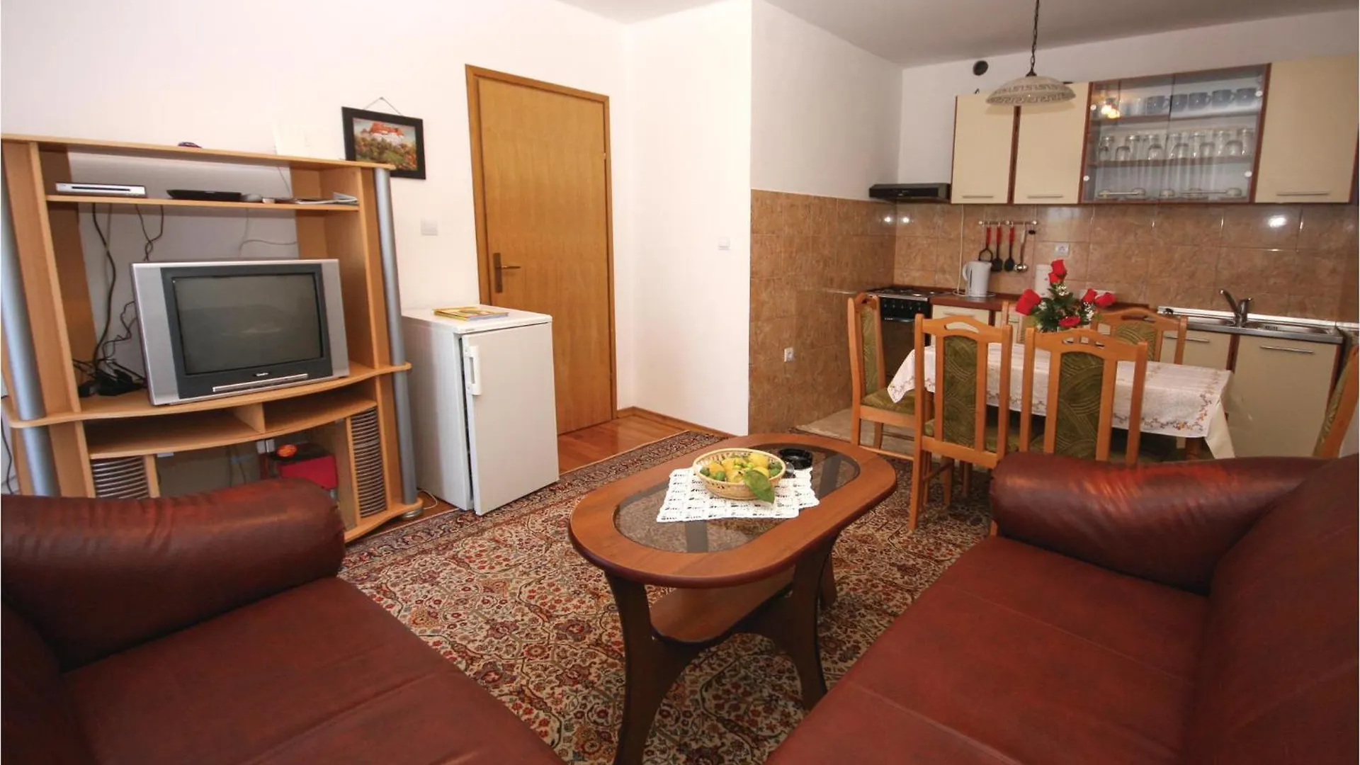 3 Bedroom Nice Apartment In Перой